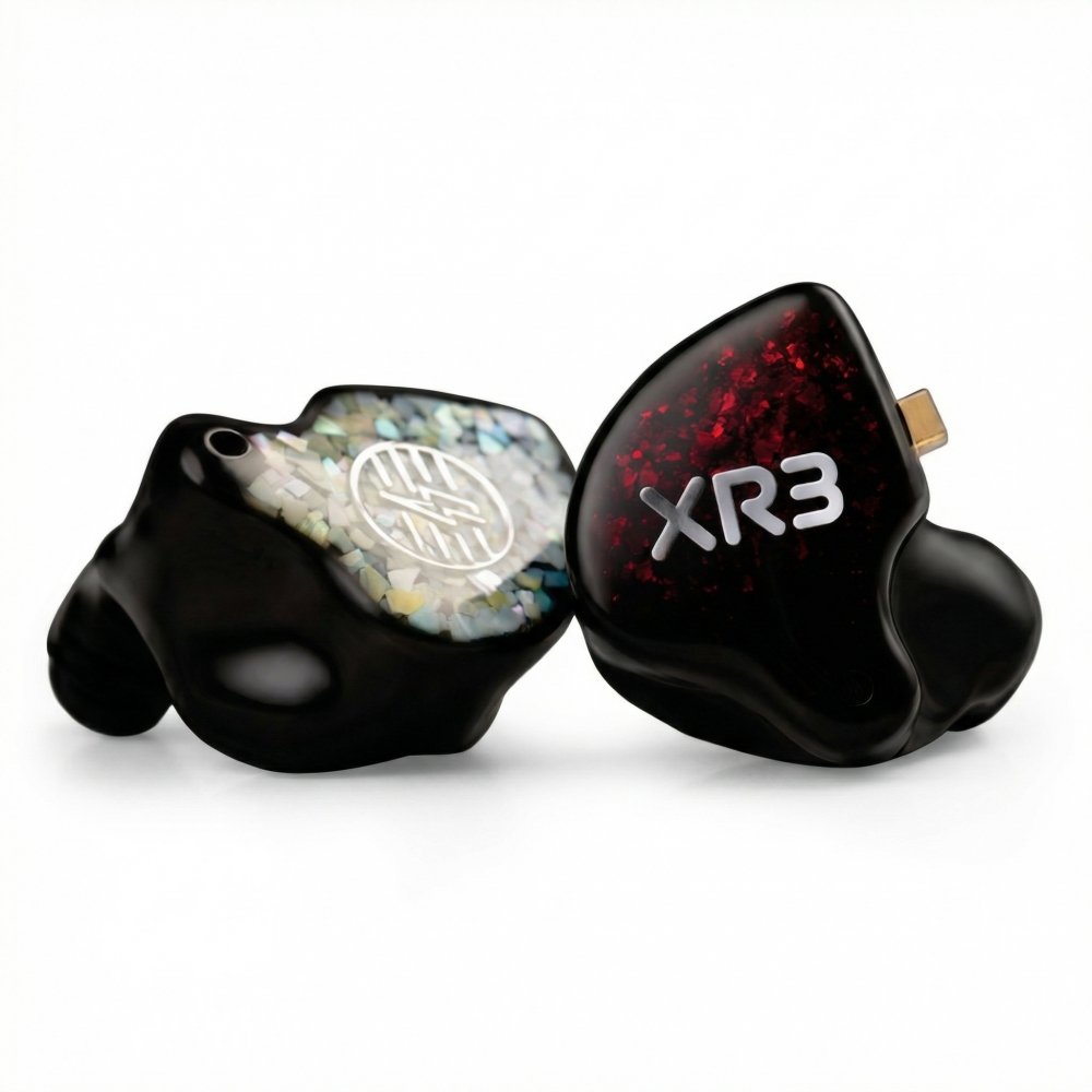 Custom XR3 er den mest prisgunstige modellen i XR-serien. Den har 3 hybrid-drivere med 6 mm dynamisk bassdriver og armaturdrivere for mellomtone og diskant. Resultatet er balansert lyd, god isolasjon og høy komfort.
